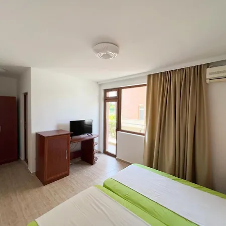 ゲストハウス теодора 2*